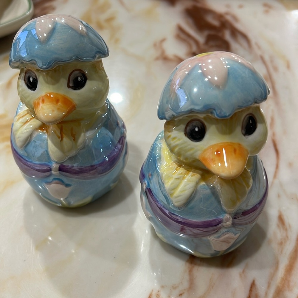 Fitz and Floyd EasterSalt and Pepper shaker.